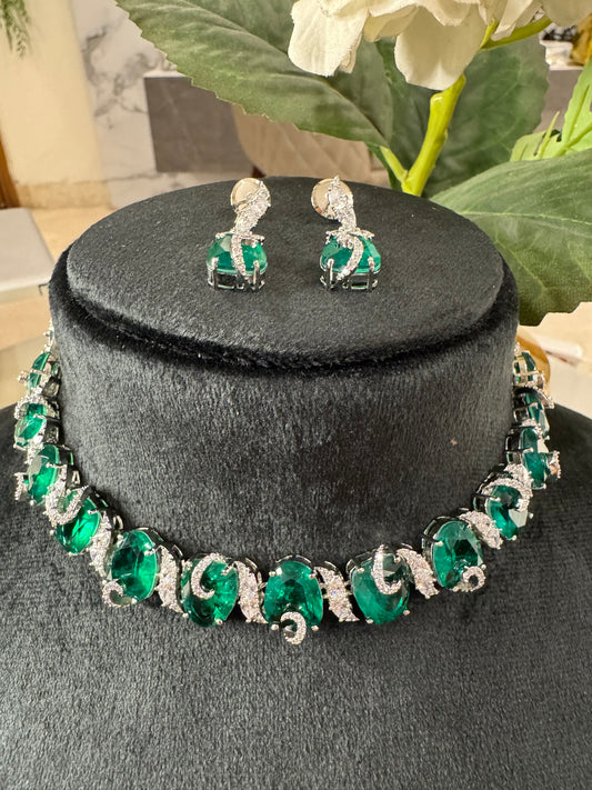 Stylish emerald and diamond choker